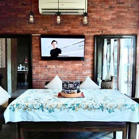 Isla Villa 1 Amazing Waterfall Pool House Near Beach, Bars & Restaurants มักตัน ภายนอก รูปภาพ